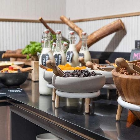 Radisson Blu Hotel Praga Esterno foto Breakfast at the hotel