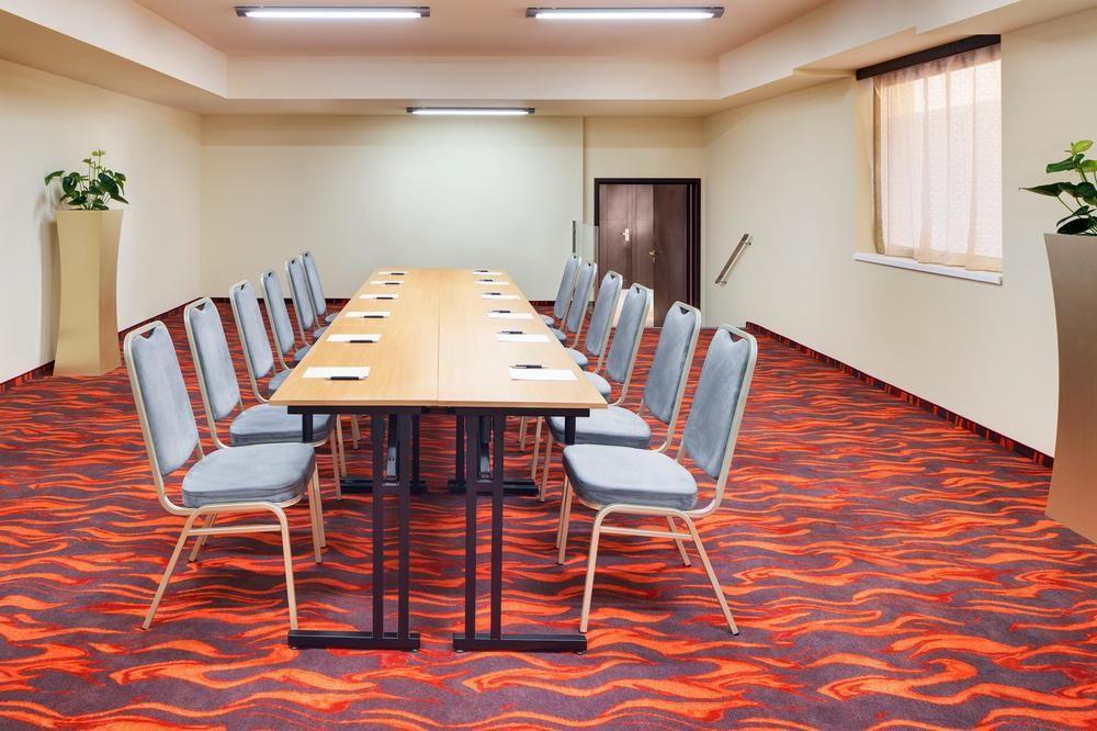 Radisson Blu Hotel Praga Esterno foto A carpet in a meeting room