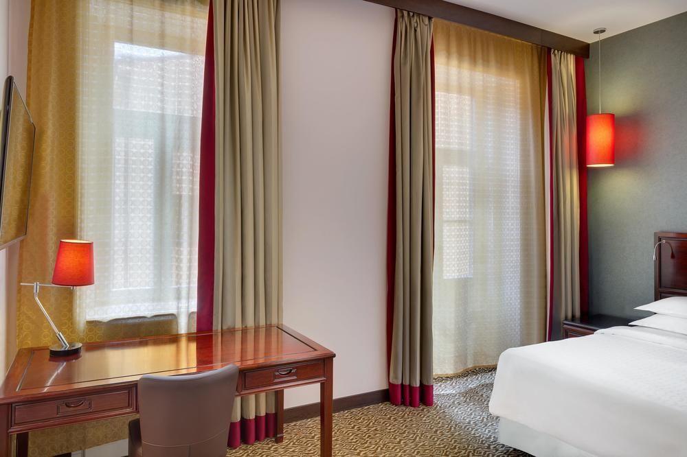 Radisson Blu Hotel Praga Esterno foto A room at the hotel