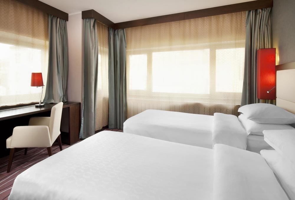 Radisson Blu Hotel Praga Esterno foto A typical room at the hotel