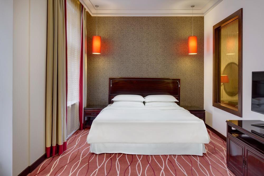 Radisson Blu Hotel Praga Esterno foto A bedroom at the hotel