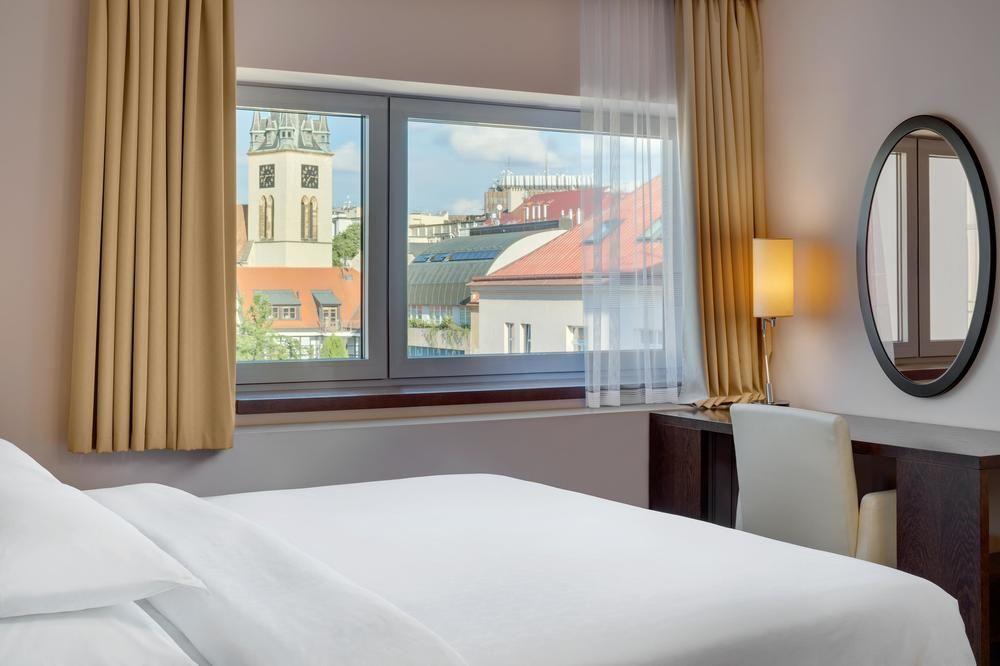 Radisson Blu Hotel Praga Esterno foto A guest room at the hotel
