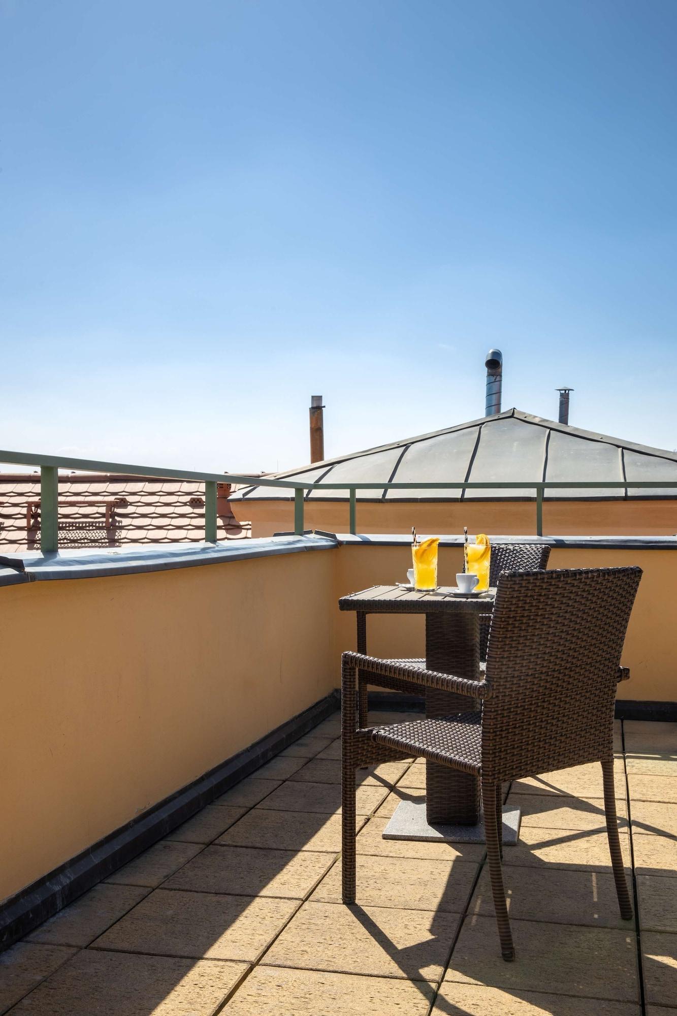 Radisson Blu Hotel Praga Esterno foto A balcony
