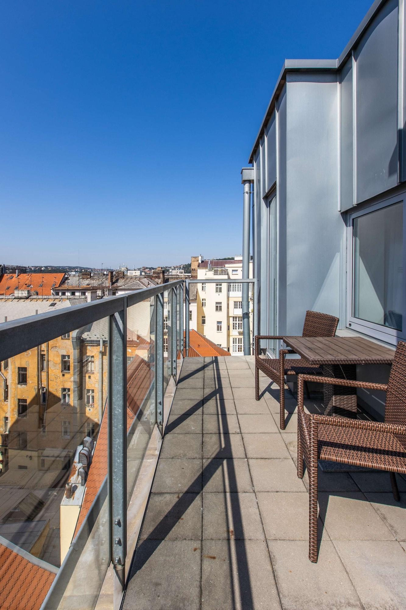 Radisson Blu Hotel Praga Esterno foto A balcony in Vienna