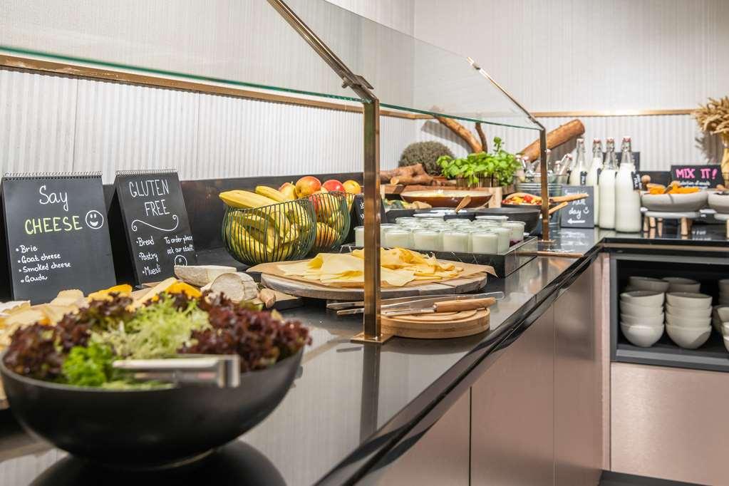 Radisson Blu Hotel Praga Esterno foto A buffet at a hotel