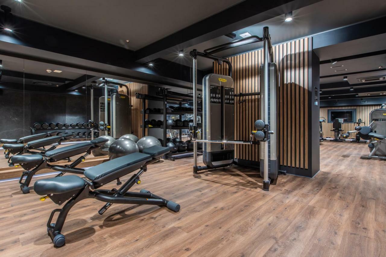 Radisson Blu Hotel Praga Esterno foto The gym at the 100 Queen's Gate