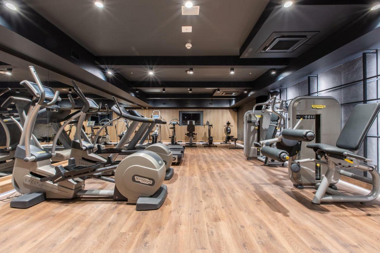 Radisson Blu Hotel Praga Esterno foto The gym at The Ivy Collection