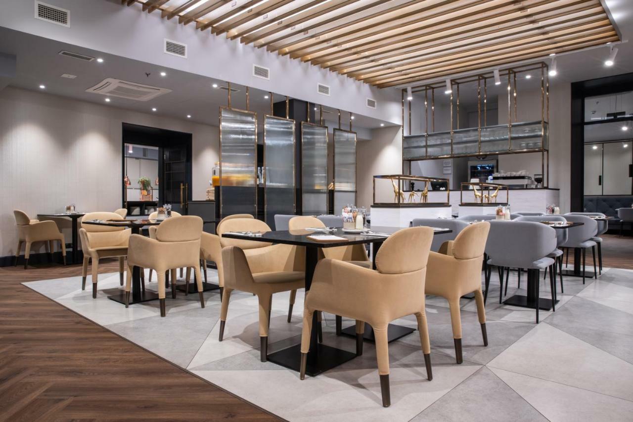 Radisson Blu Hotel Praga Esterno foto The lounge at the airport
