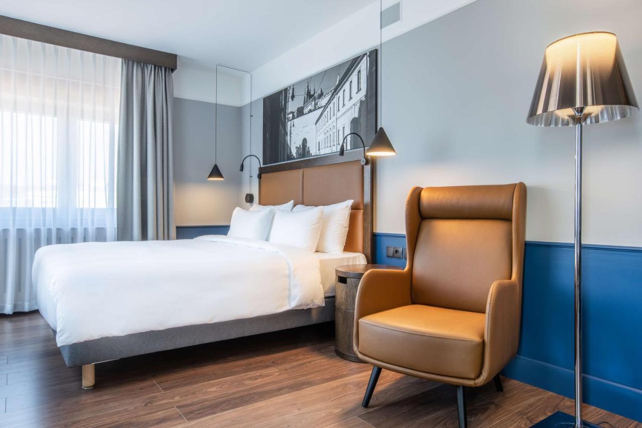 Radisson Blu Hotel Praga Esterno foto A room at the hotel