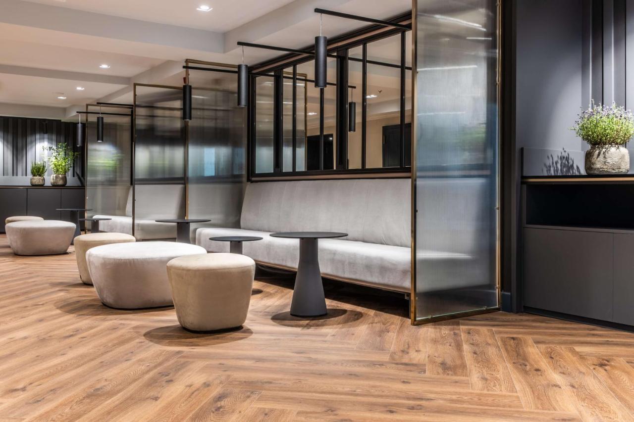 Radisson Blu Hotel Praga Esterno foto The lounge at London Heathrow Airport
