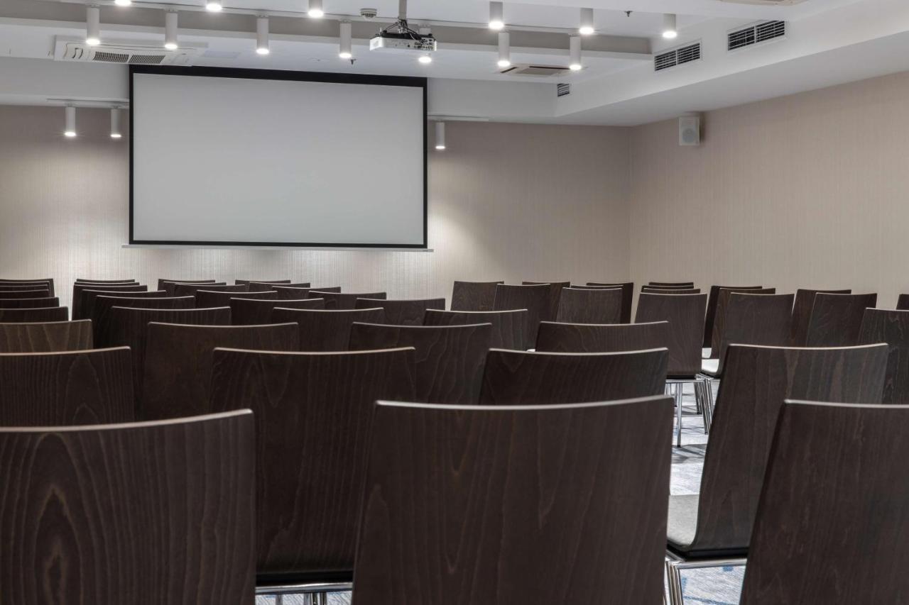 Radisson Blu Hotel Praga Esterno foto A projector screen
