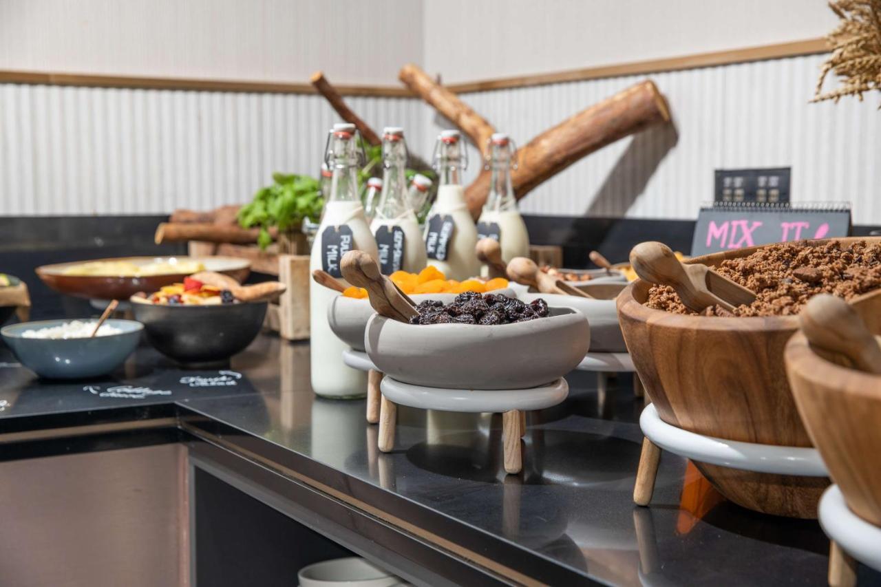 Radisson Blu Hotel Praga Esterno foto Breakfast at the hotel